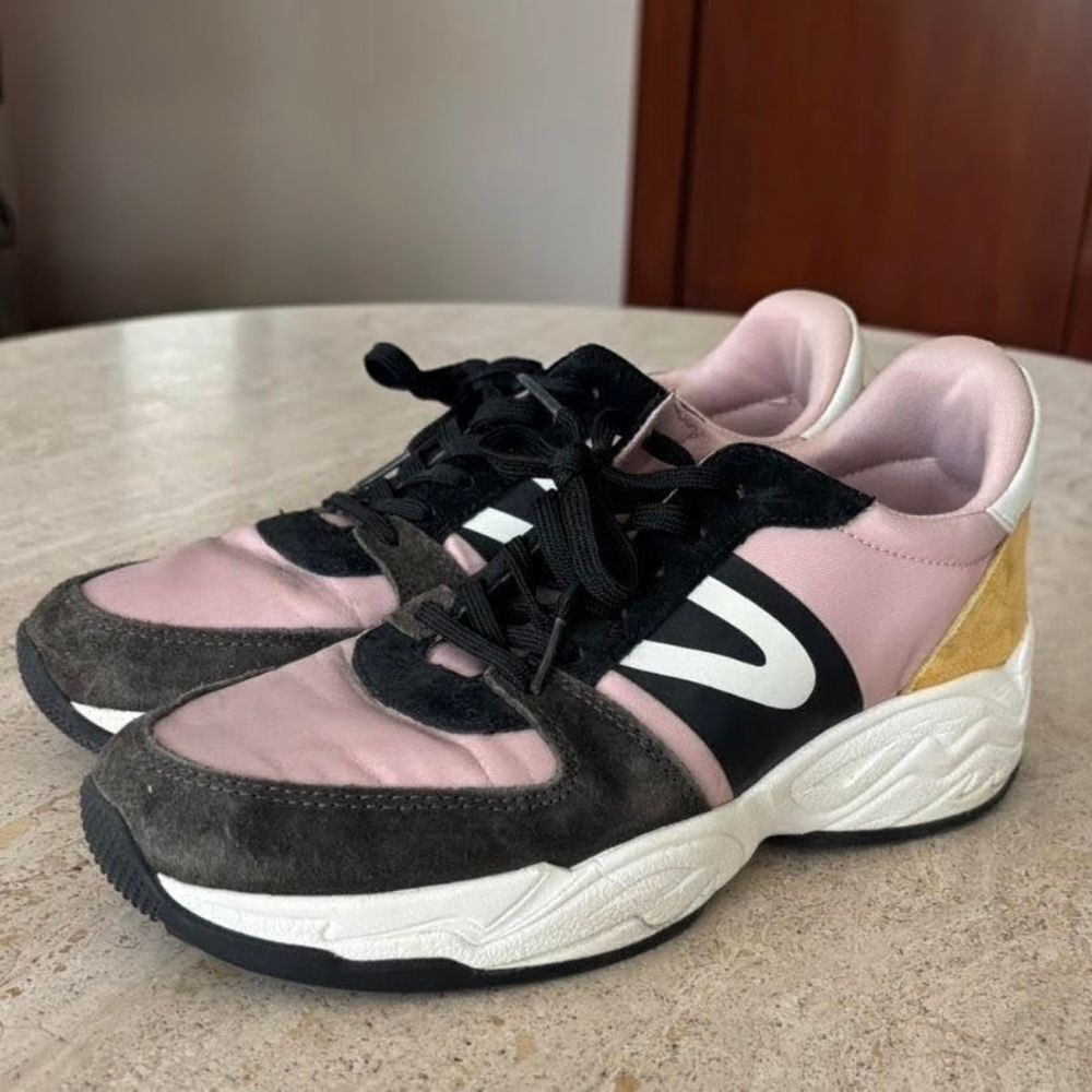 Stylish Women's Sneakers in Pink, Black, and Gold Size 8.5